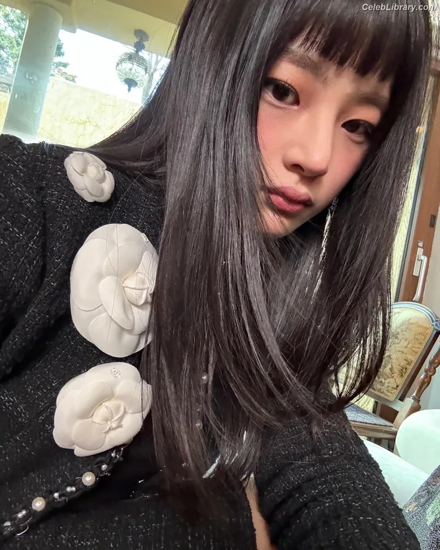 Minji (NewJeans) photo 16 of 1154
