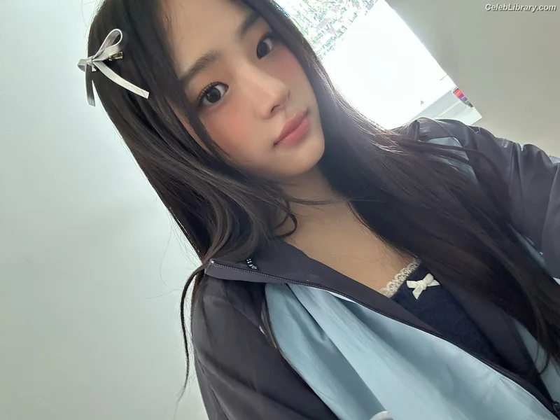 Minji (NewJeans) photo 1 of 1154