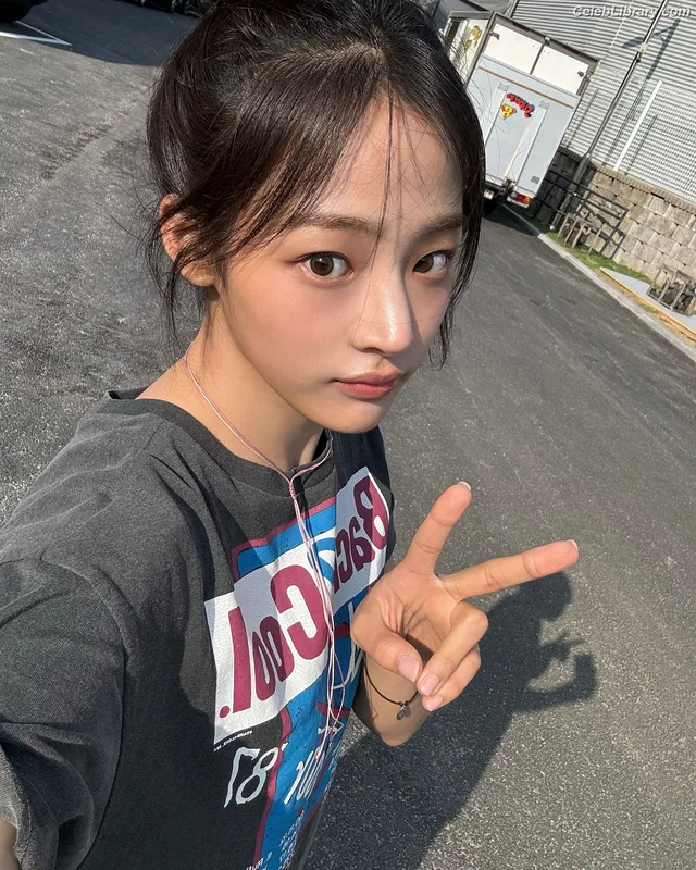 Minji (NewJeans) photo 10 of 1154