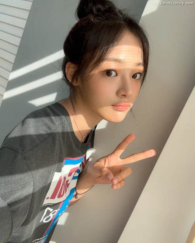 Minji (NewJeans) photo 14 of 1154