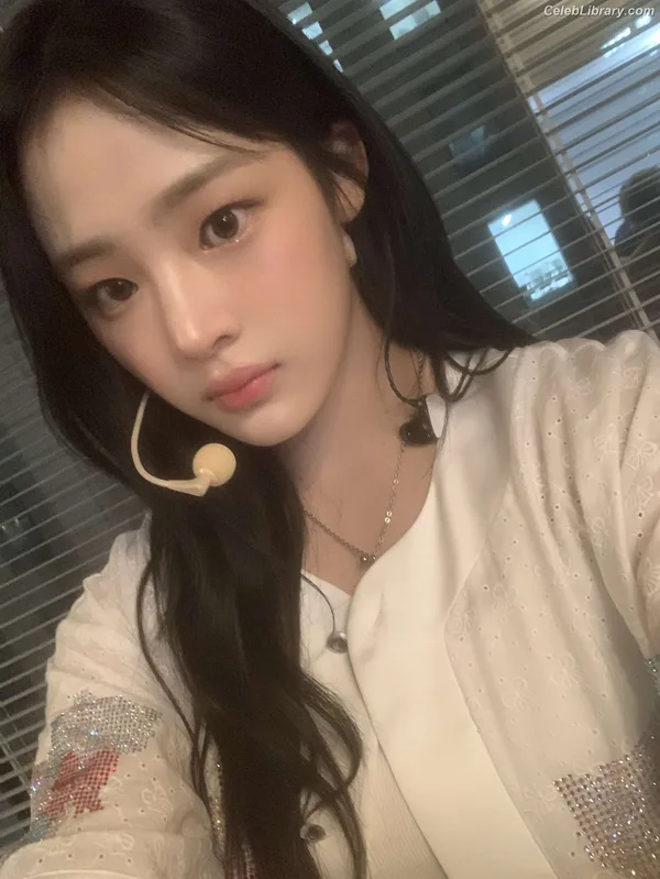 Minji (NewJeans) photo 22 of 1154