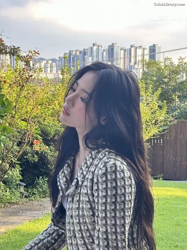 Minji (NewJeans) photo 1 of 1154
