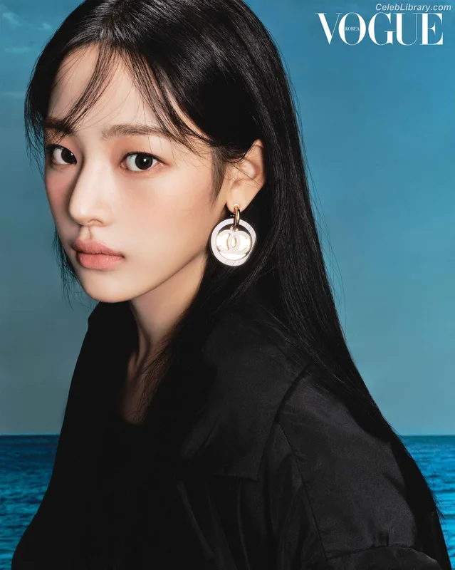 Minji (NewJeans) photo 12 of 1154