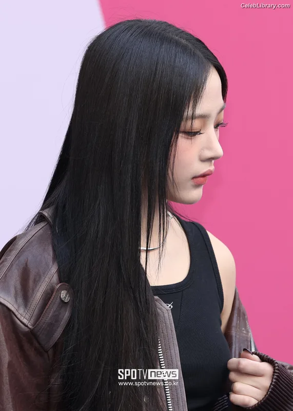 Minji (NewJeans) photo 17 of 1154