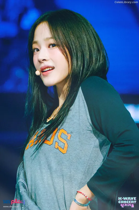 Minji (NewJeans) photo 18 of 1154