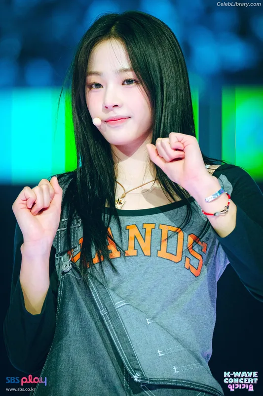 Minji (NewJeans) photo 19 of 1154