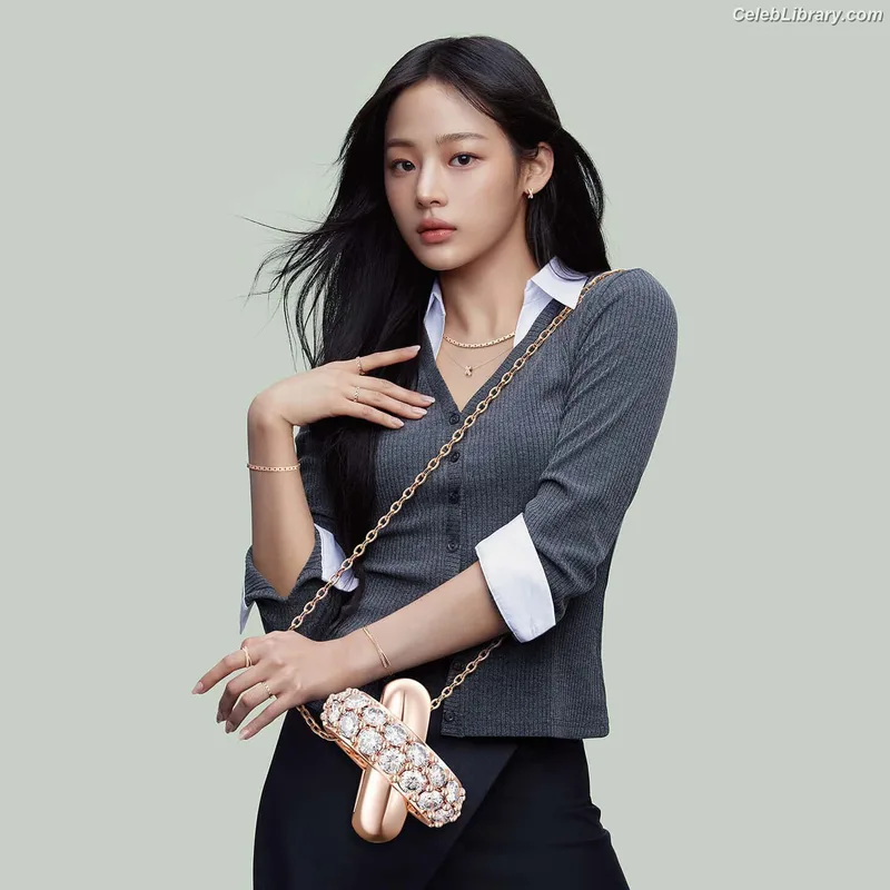 Minji (NewJeans) photo 24 of 1154