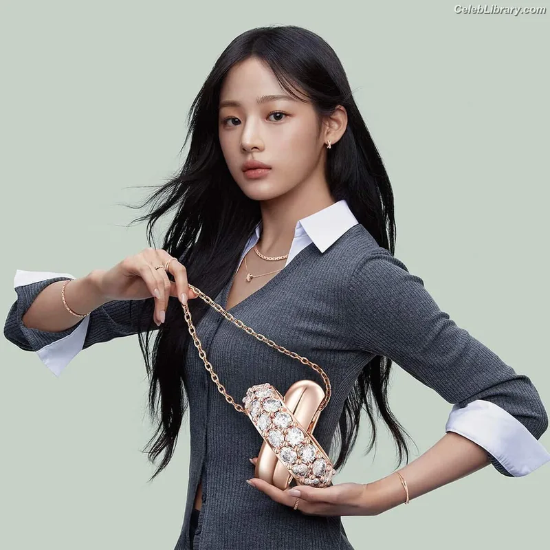 Minji (NewJeans) photo 3 of 1154