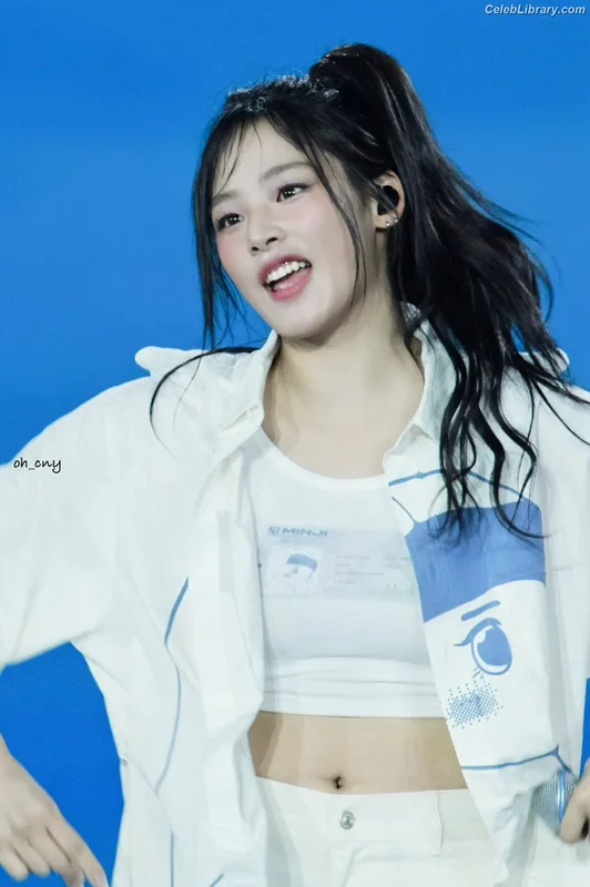 Minji (NewJeans) photo 23 of 1154