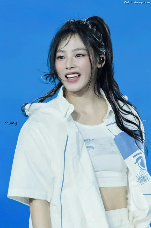 Minji (NewJeans) photo 24 of 1154