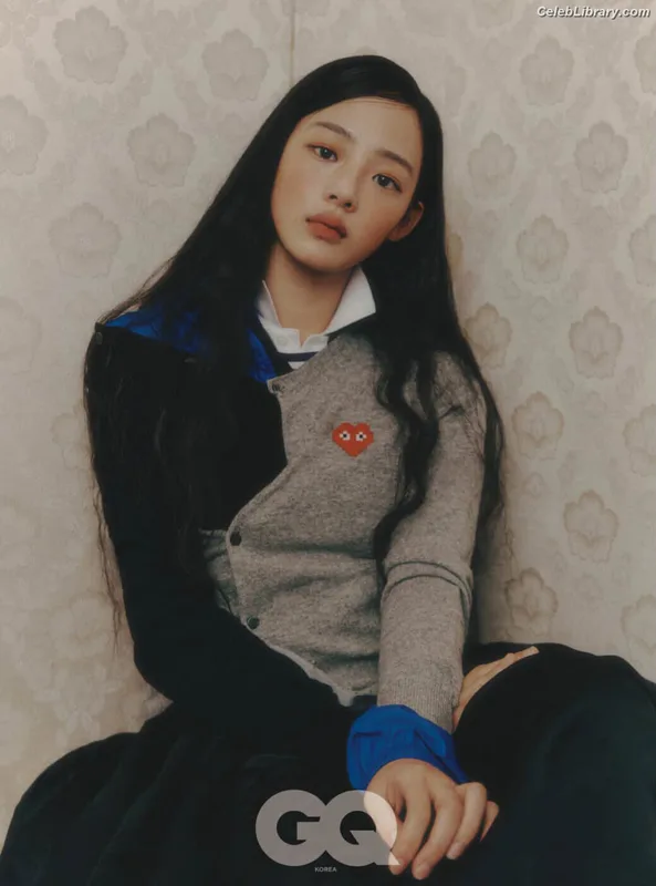 Minji (NewJeans) photo 4 of 1154