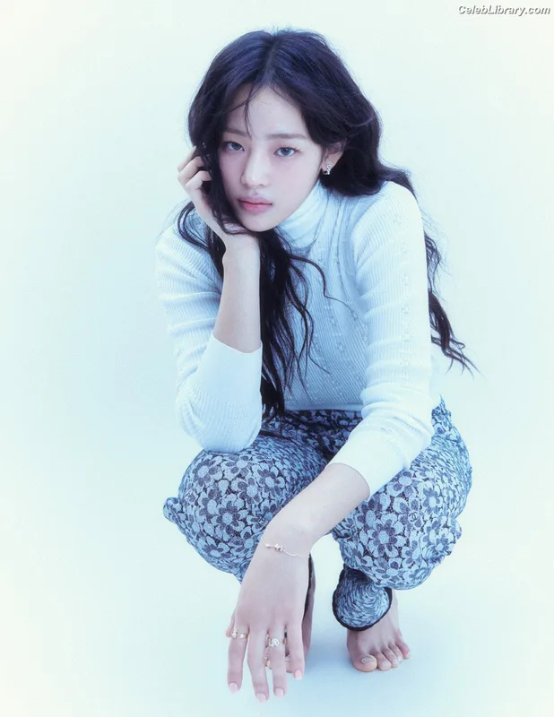 Minji (NewJeans) photo 18 of 1154
