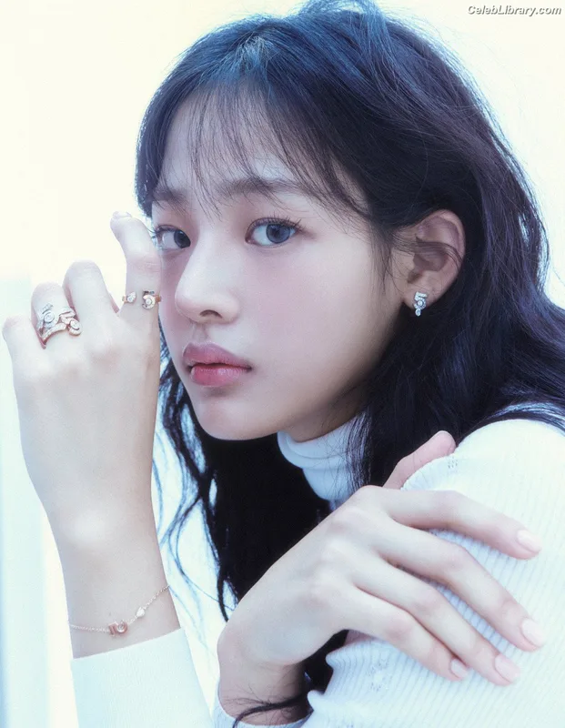 Minji (NewJeans) photo 20 of 1154