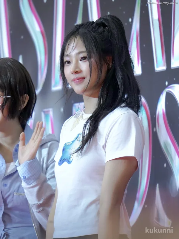 Minji (NewJeans) photo 3 of 1154