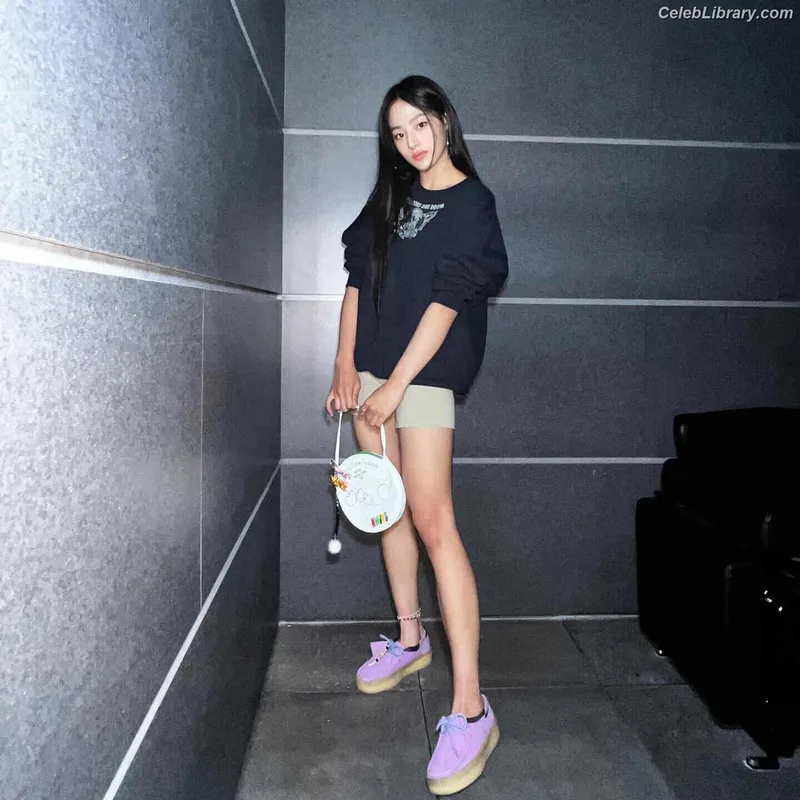 Minji (NewJeans) photo 12 of 1154