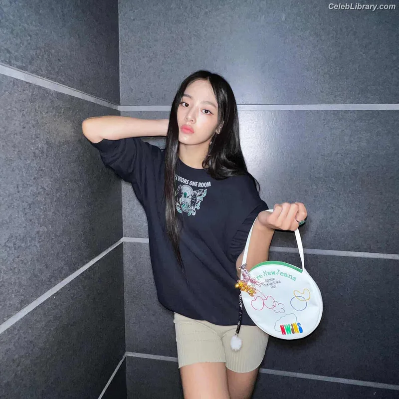 Minji (NewJeans) photo 13 of 1154