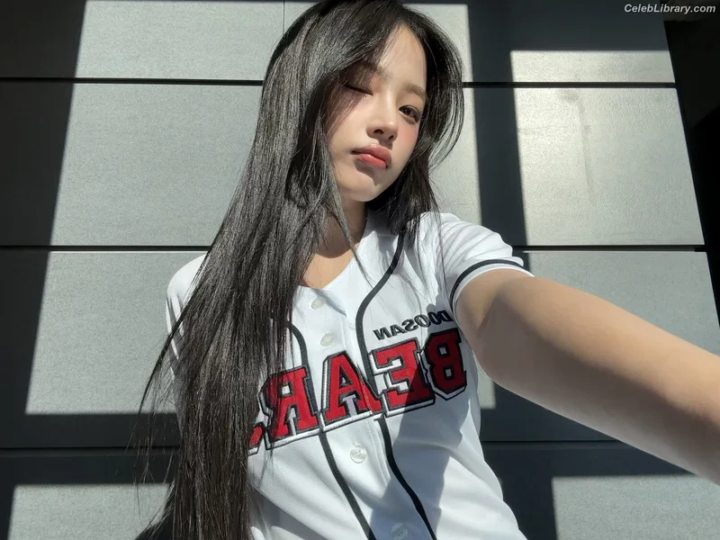 Minji (NewJeans) photo 14 of 1154