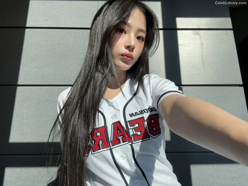 Minji (NewJeans) photo 15 of 1154