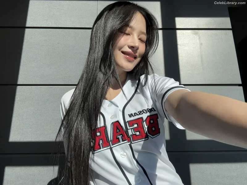 Minji (NewJeans) photo 16 of 1154