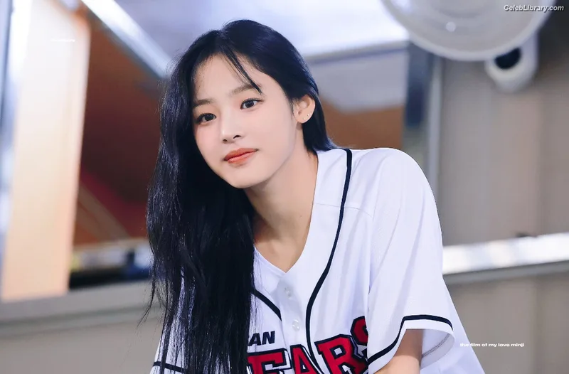 Minji (NewJeans) photo 1 of 1154