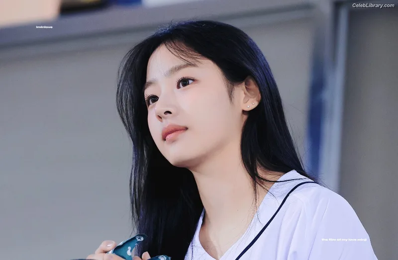 Minji (NewJeans) photo 2 of 1154