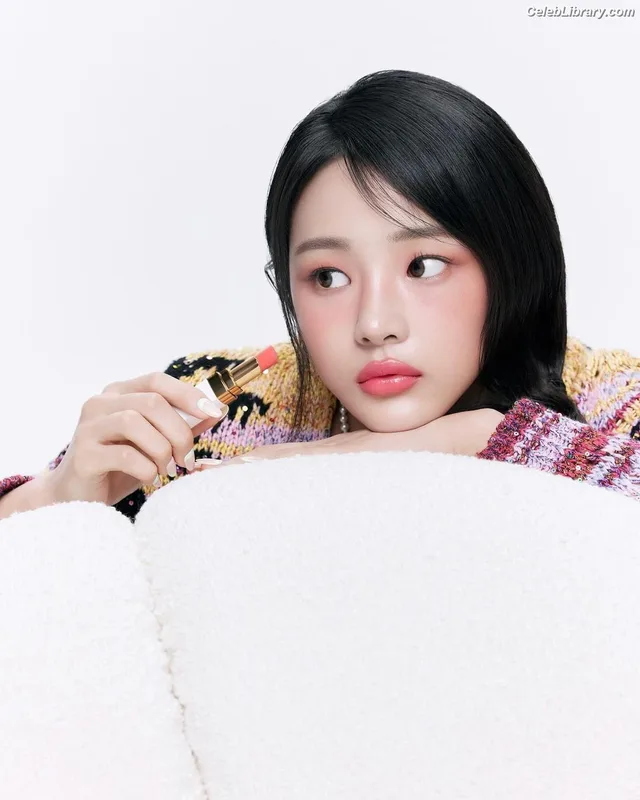 Minji (NewJeans) photo 7 of 1154