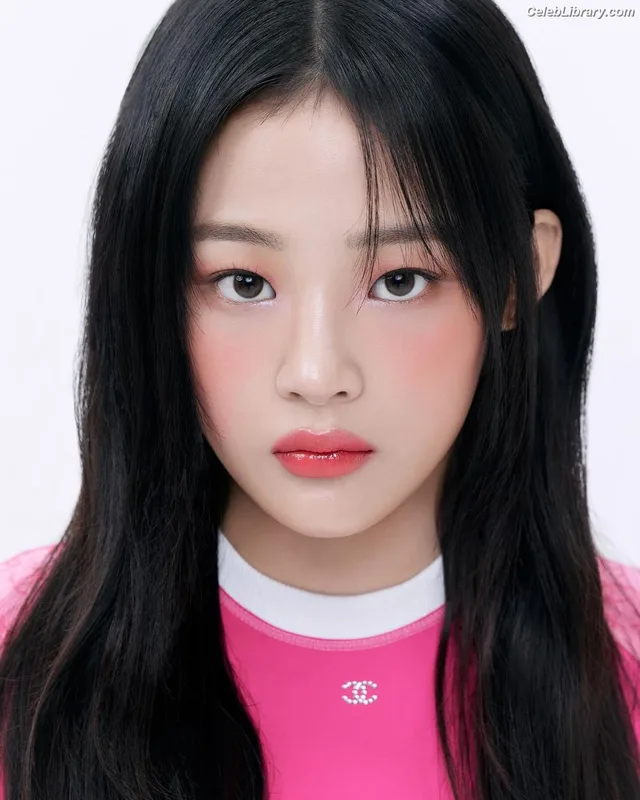 Minji (NewJeans) photo 8 of 1154
