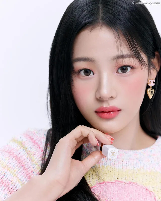 Minji (NewJeans) photo 11 of 1154