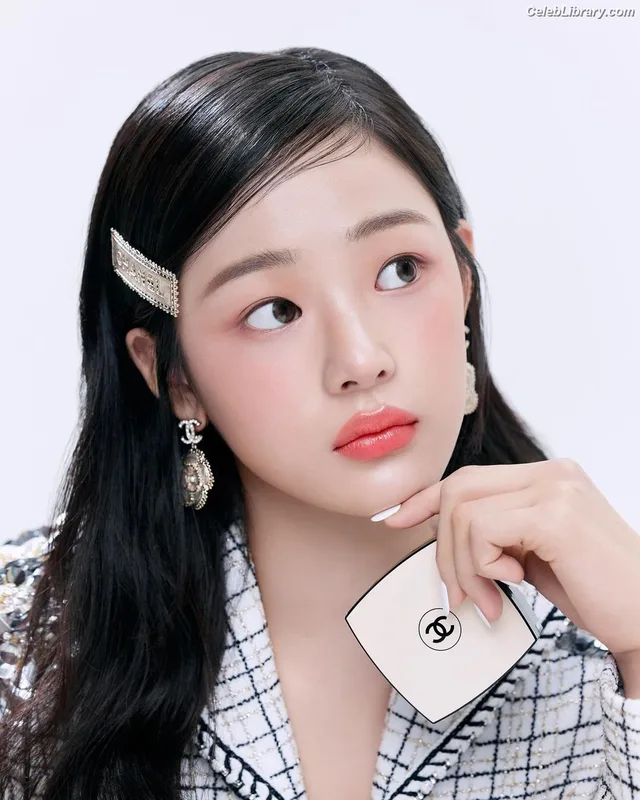 Minji (NewJeans) photo 12 of 1154