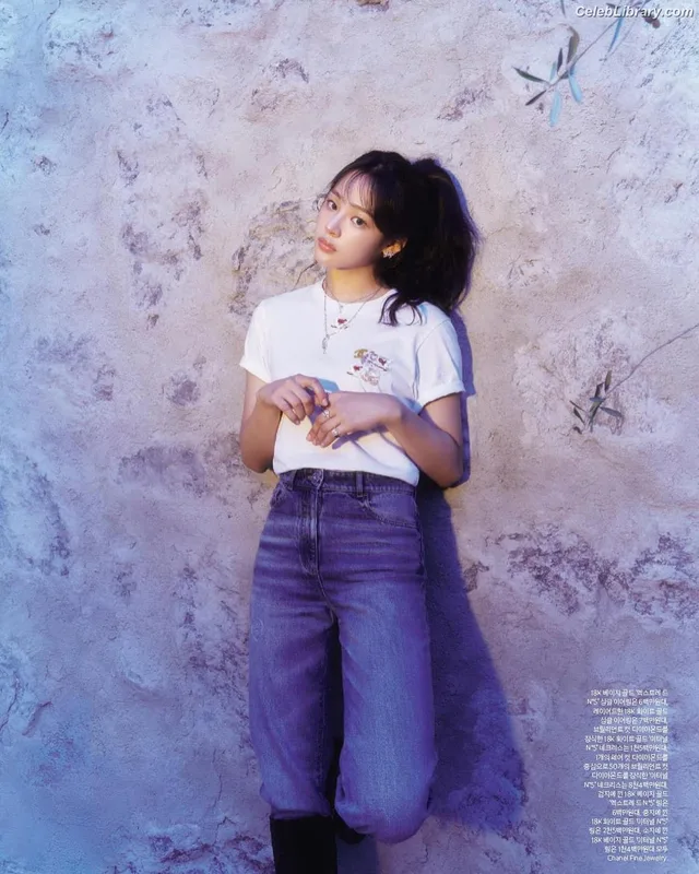 Minji (NewJeans) photo 1 of 1154