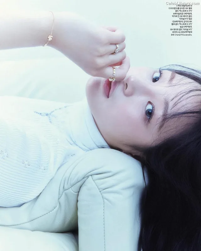 Minji (NewJeans) photo 2 of 1154