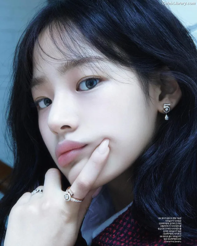 Minji (NewJeans) photo 3 of 1154