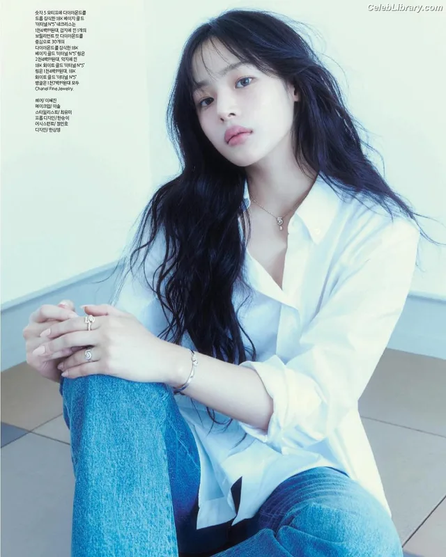 Minji (NewJeans) photo 6 of 1154