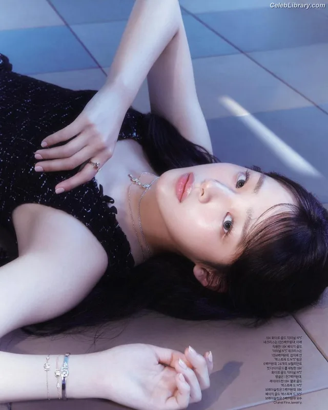 Minji (NewJeans) photo 7 of 1154