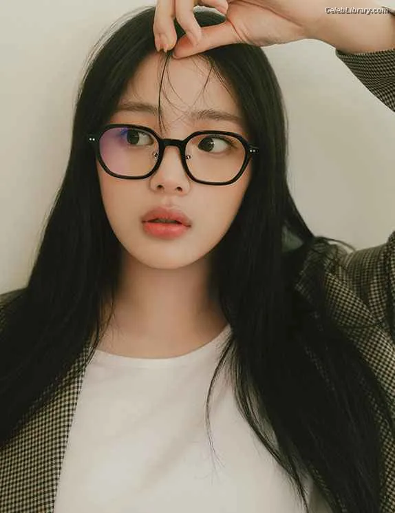 Minji (NewJeans) photo 21 of 1154