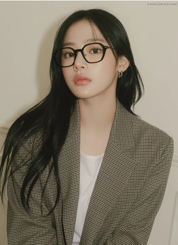 Minji (NewJeans) photo 1 of 1154