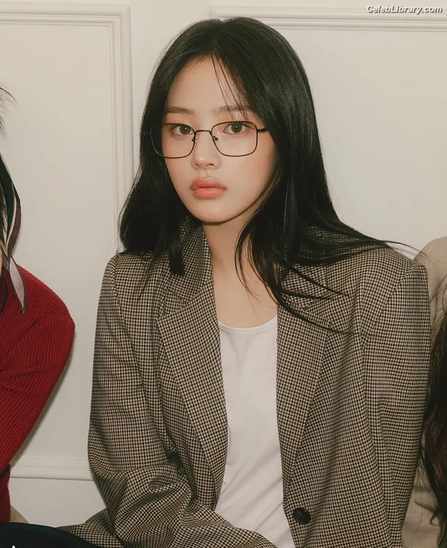 Minji (NewJeans) photo 2 of 1154