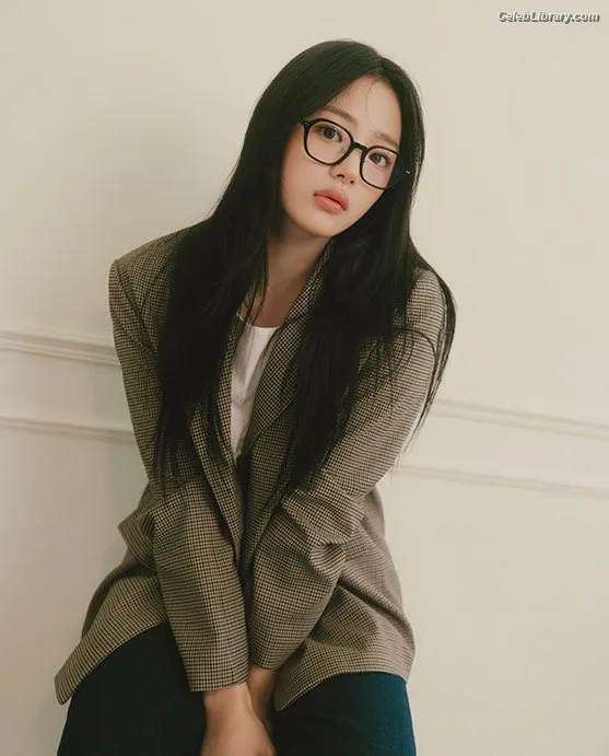Minji (NewJeans) photo 3 of 1154