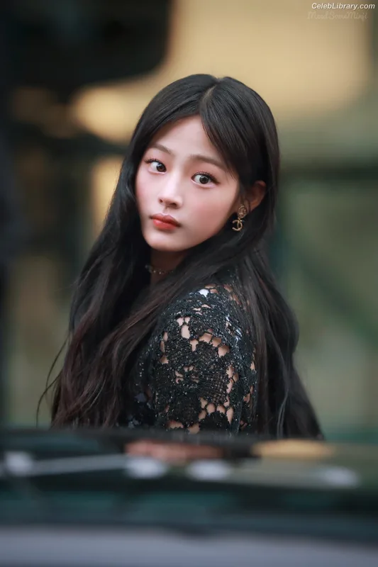Minji (NewJeans) photo 16 of 1154