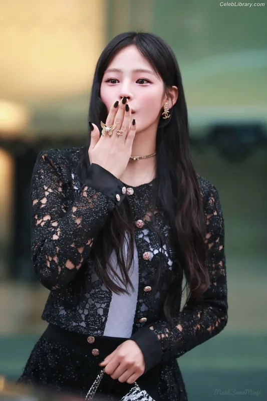 Minji (NewJeans) photo 17 of 1154