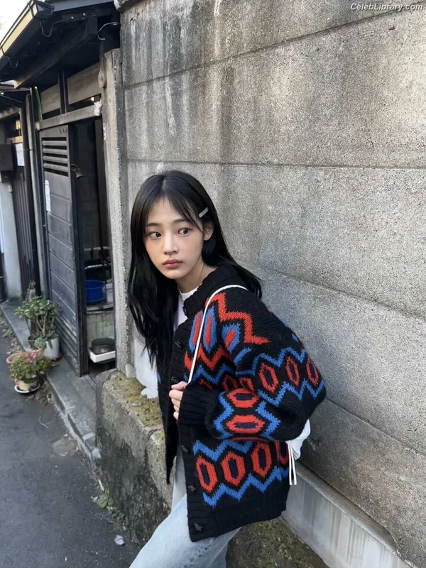 Minji (NewJeans) photo 7 of 1154
