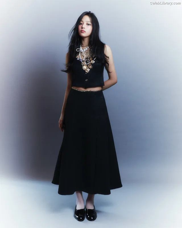 Minji (NewJeans) photo 18 of 1154