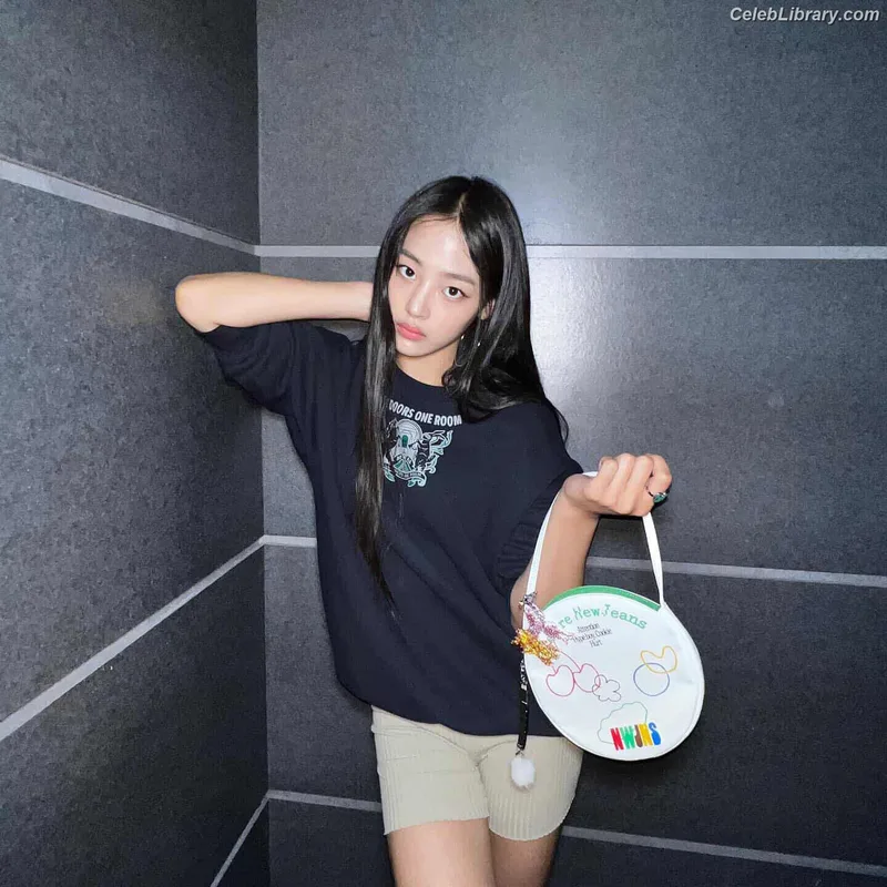 Minji (NewJeans) photo 6 of 1154