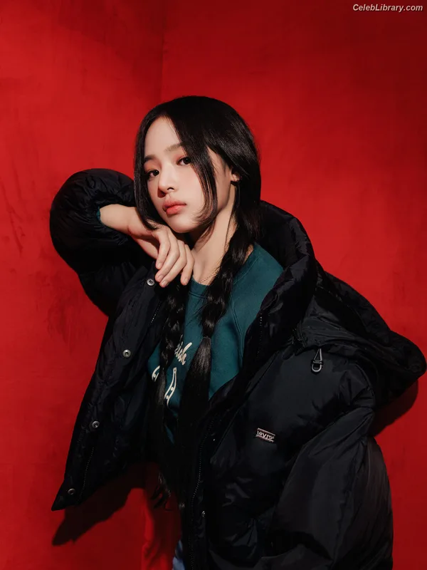 Minji (NewJeans) photo 18 of 1154