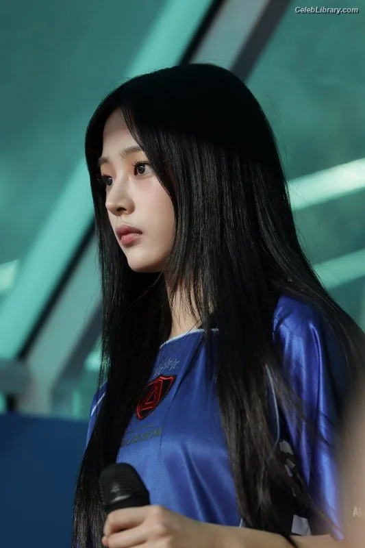 Minji (NewJeans) photo 2 of 1154