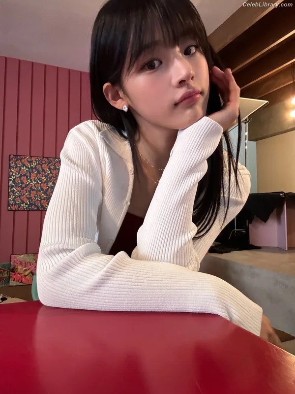 Minji (NewJeans) photo 20 of 1154