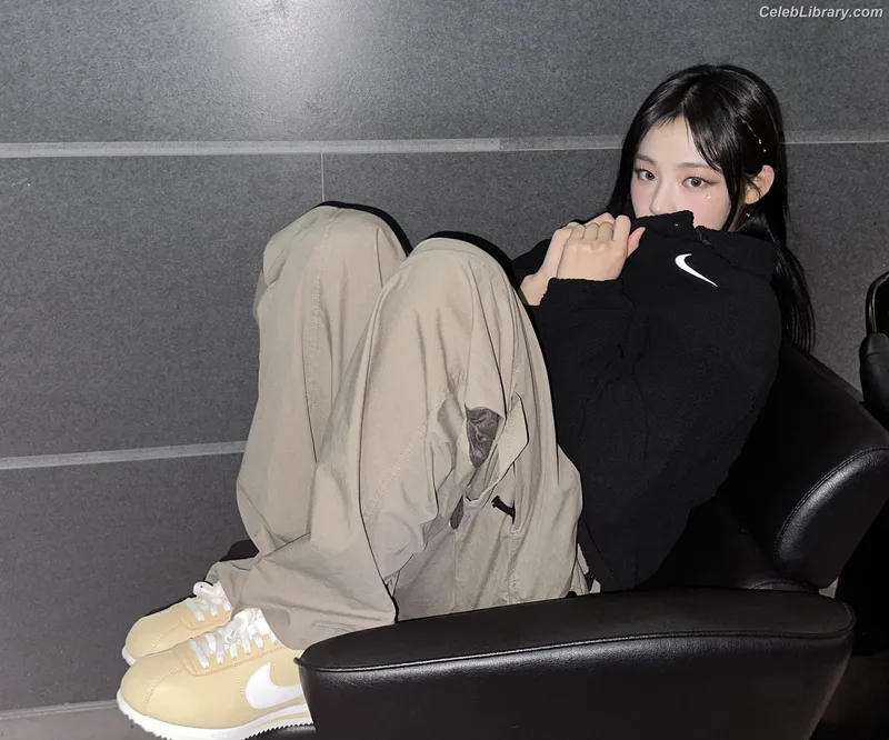 Minji (NewJeans) photo 21 of 1154