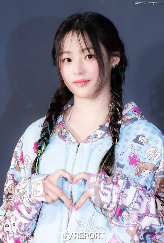 Minji (NewJeans) photo 1 of 1154