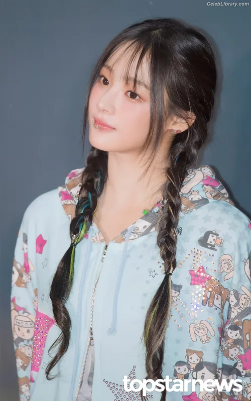 Minji (NewJeans) photo 2 of 1154
