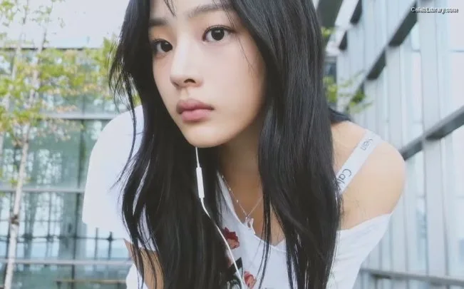 Minji (NewJeans) photo 10 of 1154